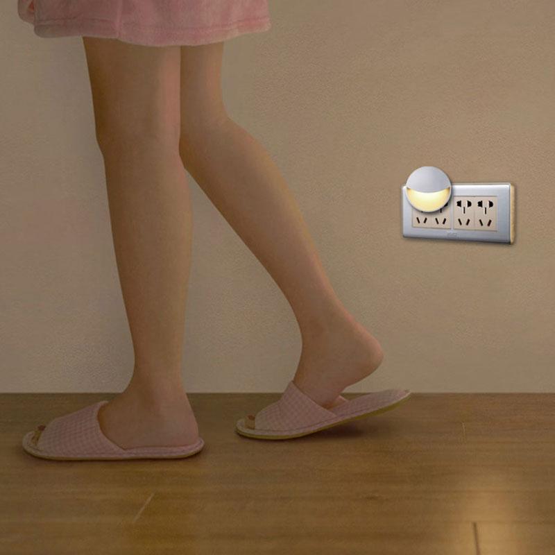 Dusk – Light-Sensing Plug-In LED Night Light