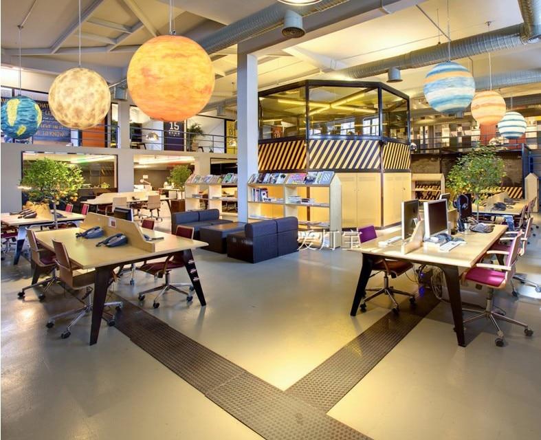 Orbita – Resin Planet Globe Pendant Light